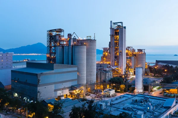 Planta de cemento y sation de energía — Foto de Stock