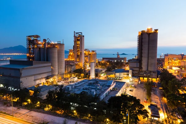Cementfabrik på natten — Stockfoto
