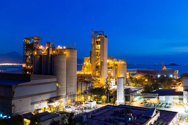 Cementfabrik på natten — Stockfoto
