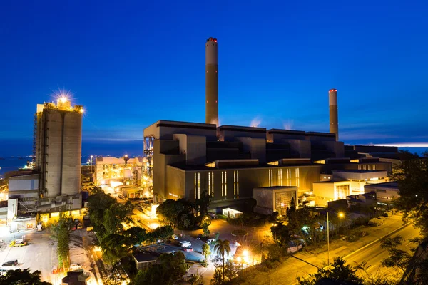 Zementfabrik in der Nacht — Stockfoto