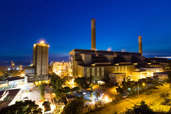 Fábrica de cemento por la noche — Foto de Stock