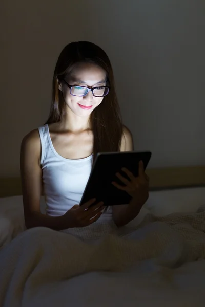 Frau mit digitalem Tablet im Bett — Stockfoto