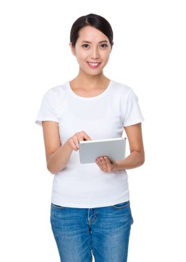 Beyaz t-shirt Asyalı genç kadın