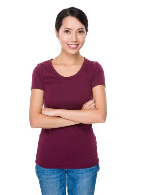 kırmızı t-shirt Asyalı genç kadın