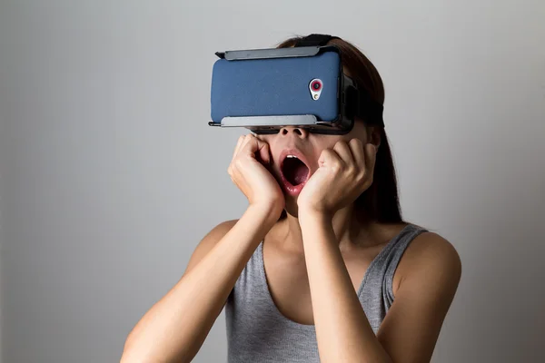 Kobieta przy użyciu urządzenia do wirtualnej rzeczywistości — Zdjęcie stockowe