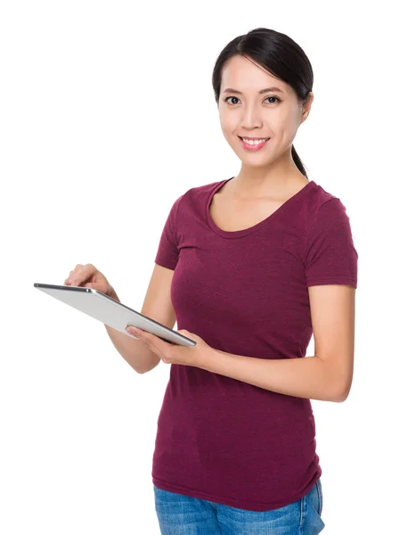 Asiática joven mujer en rojo camiseta —  Fotos de Stock