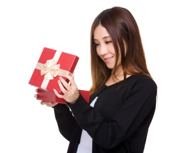 Asya genç kadın siyah hırka