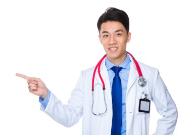 Asyalı erkek doktor beyaz ceket