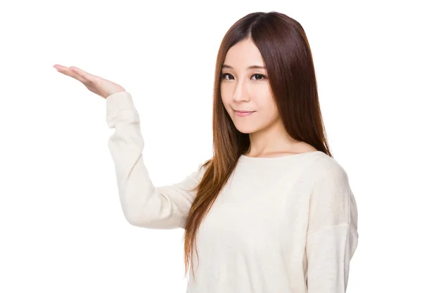 Aziatische jonge vrouw in beige trui — Stockfoto
