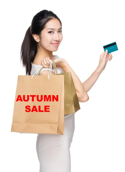 Donna con carta di credito e shopping bag — Foto Stock