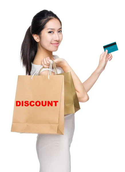 Žena s kreditní kartou a nákupními taškami — Stock fotografie