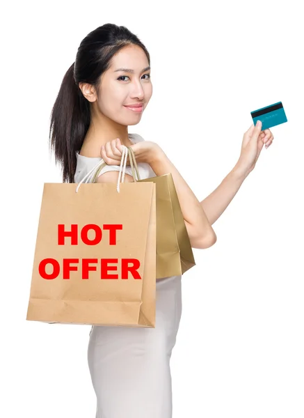 Donna con carta di credito e shopping bag — Foto Stock