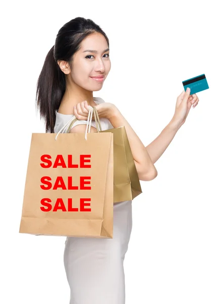 Donna con carta di credito e shopping bag — Foto Stock