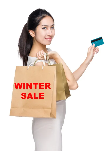 Mujer con tarjeta de crédito y bolsas de compras —  Fotos de Stock