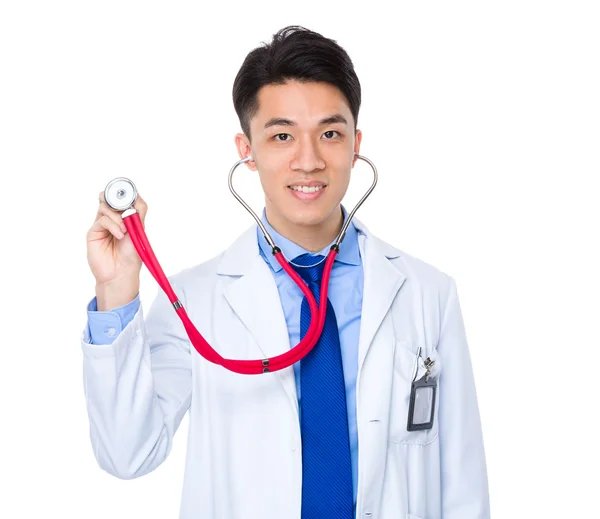 Азиатский врач в белом халате — стоковое фото