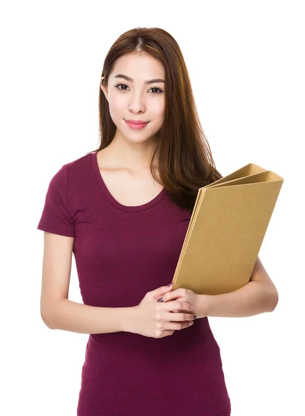 Aasian nuori nainen punaisessa t-paidassa — kuvapankkivalokuva