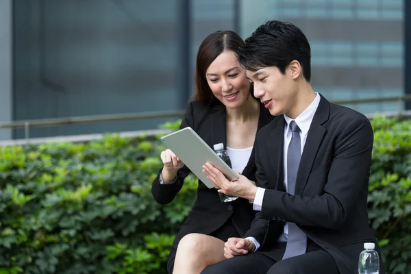 Asiatiques gens d'affaires en utilisant tablette numérique — Photo