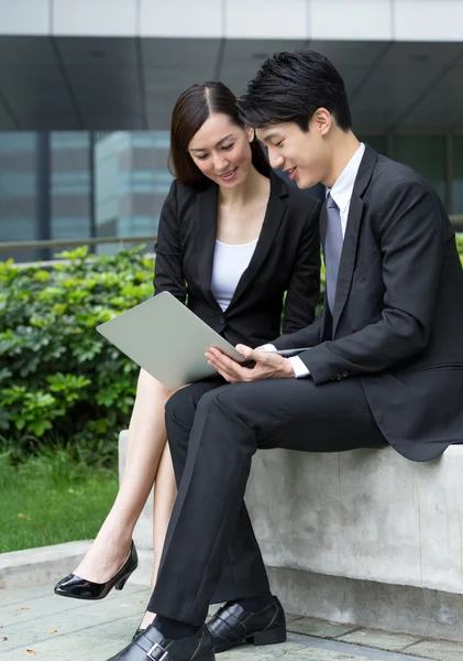 Азіатські бізнесмени працюють на ноутбуці — стокове фото