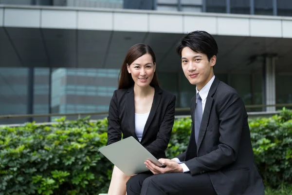 Азіатські бізнесмени працюють на ноутбуці — стокове фото