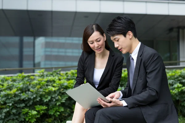 Asian business people working on laptop — Stock Photo, Image