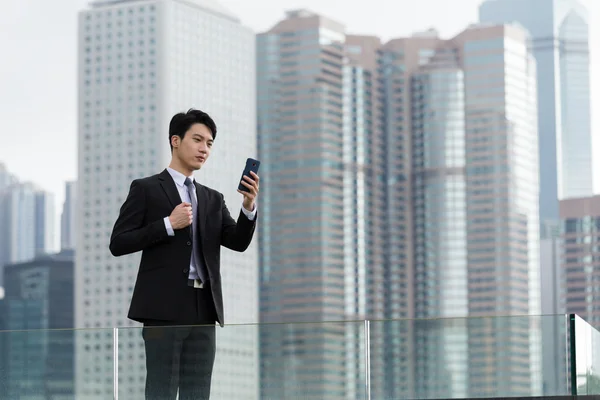 Asiático hombre de negocios en traje de negocios al aire libre —  Fotos de Stock