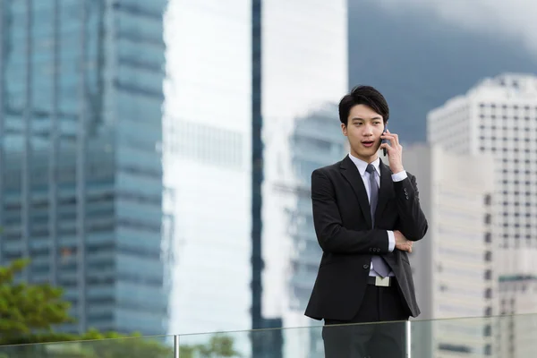 Азіатський бізнесмен у діловому костюмі на відкритому повітрі — стокове фото
