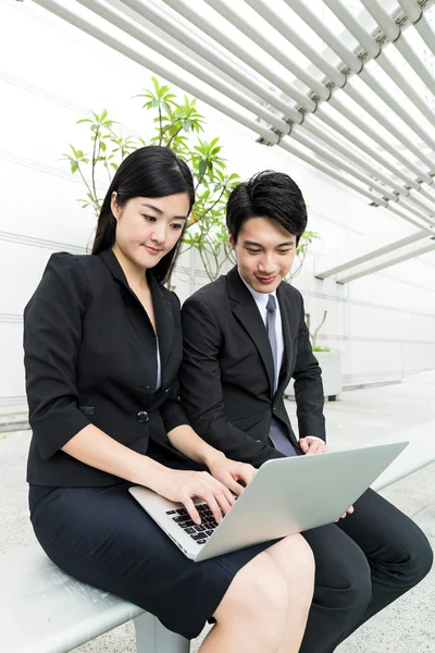 Asistente de negocios escribiendo en el ordenador portátil con su jefe — Foto de Stock