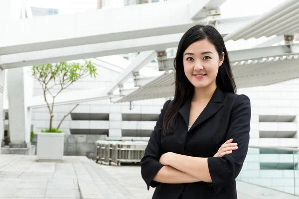 Asiatische Geschäftsfrau in business Anzug bei outdoor — Stockfoto