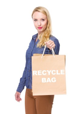 alışveriş torbaları ile beyaz sarışın kadın