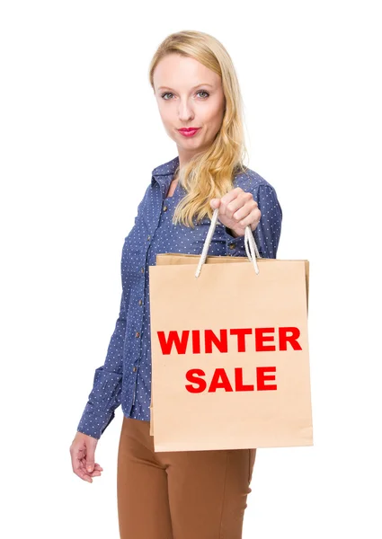 Mujer rubia caucásica con bolsas de compras —  Fotos de Stock