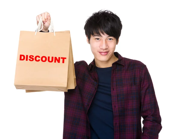 Hombre asiático sosteniendo bolsas de compras —  Fotos de Stock