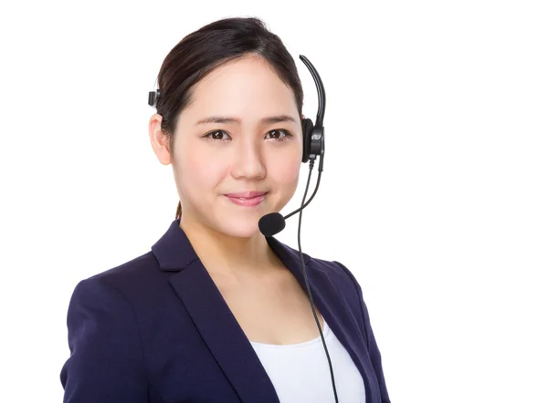 Asiatische Kundendienstmitarbeiterin mit Headset — Stockfoto