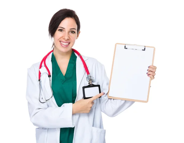 Caucasiana médico feminino em casaco branco — Fotografia de Stock