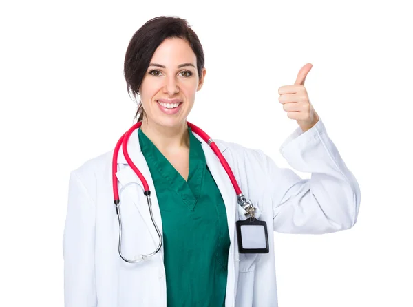 Médico femenino caucásico en bata blanca —  Fotos de Stock