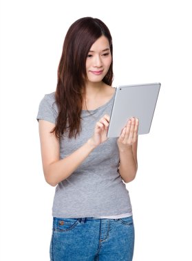 Asyalı genç kadın içinde gri t-shirt