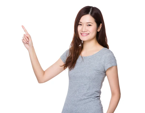 Asiatische junge Frau im grauen T-Shirt — Stockfoto