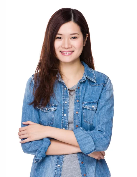 Asiatische junge Frau im Jeanshemd — Stockfoto