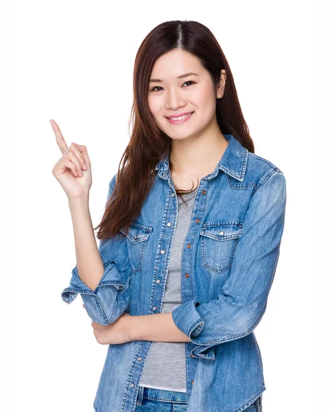 Asiatique jeune femme en jean chemise — Photo