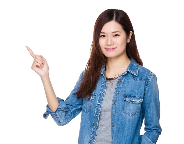 Asiática joven mujer en jean camisa — Foto de Stock