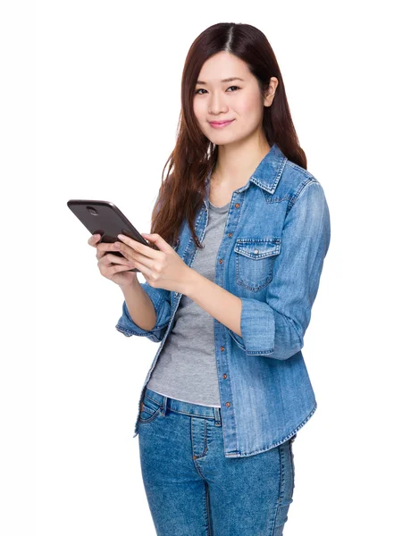 Aziatische jonge vrouw in jean shirt — Stockfoto