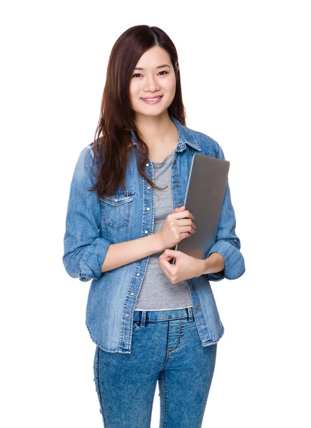 Asiatico giovane donna in jean camicia — Foto Stock