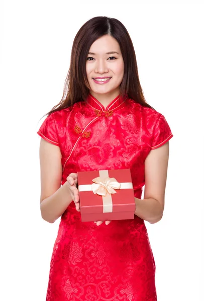 Giovane donna cinese in abito rosso — Foto Stock