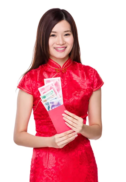 中国的年轻女人，穿着红色 — 图库照片