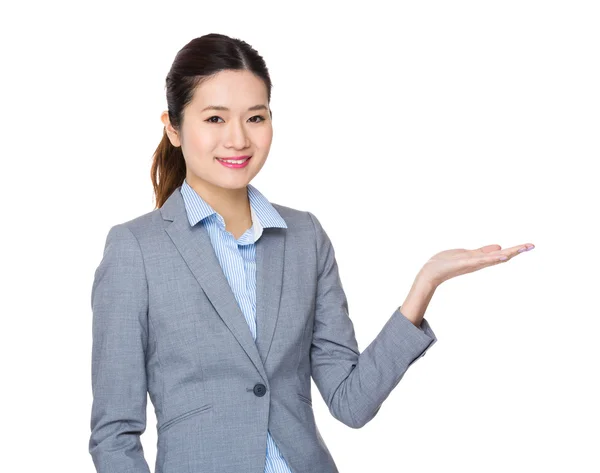 Junge asiatische Geschäftsfrau in Business-Anzug — Stockfoto