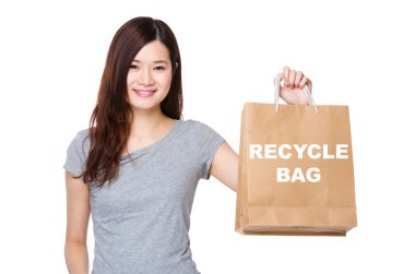 Alışveriş çantalı Asyalı kadın.