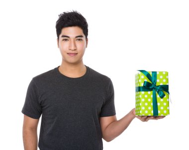 Kahverengi tişört Asya genç adam