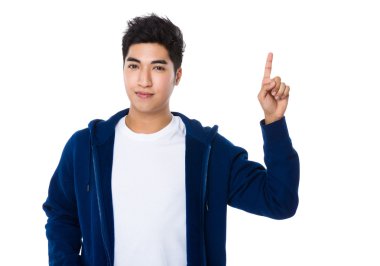 Mavi kazaklı genç Asyalı adam