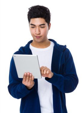 Mavi kazaklı genç Asyalı adam