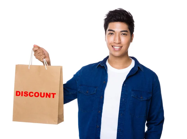 Homem de camisa azul com saco de compras — Fotografia de Stock