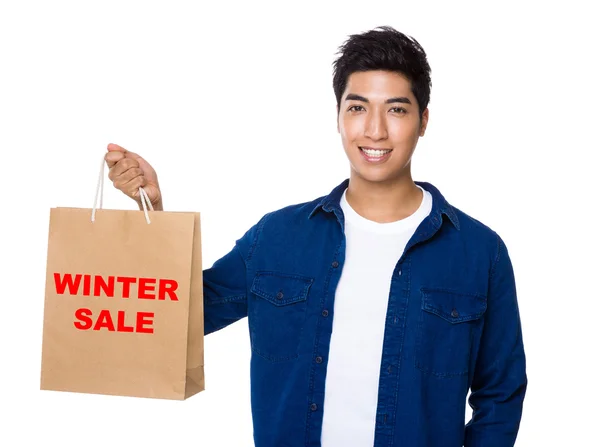 Hombre de camisa azul con bolsa de compras —  Fotos de Stock